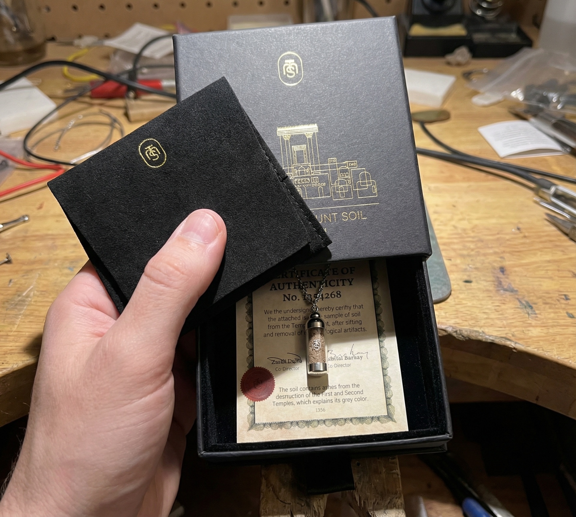 Abertura do presente do Solo do Monte do Templo com o certificado